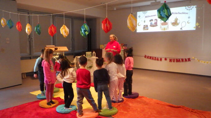 Kita Gnadenkirche entdeckt zusammen mit der Stadtbibliothek den Ramadan