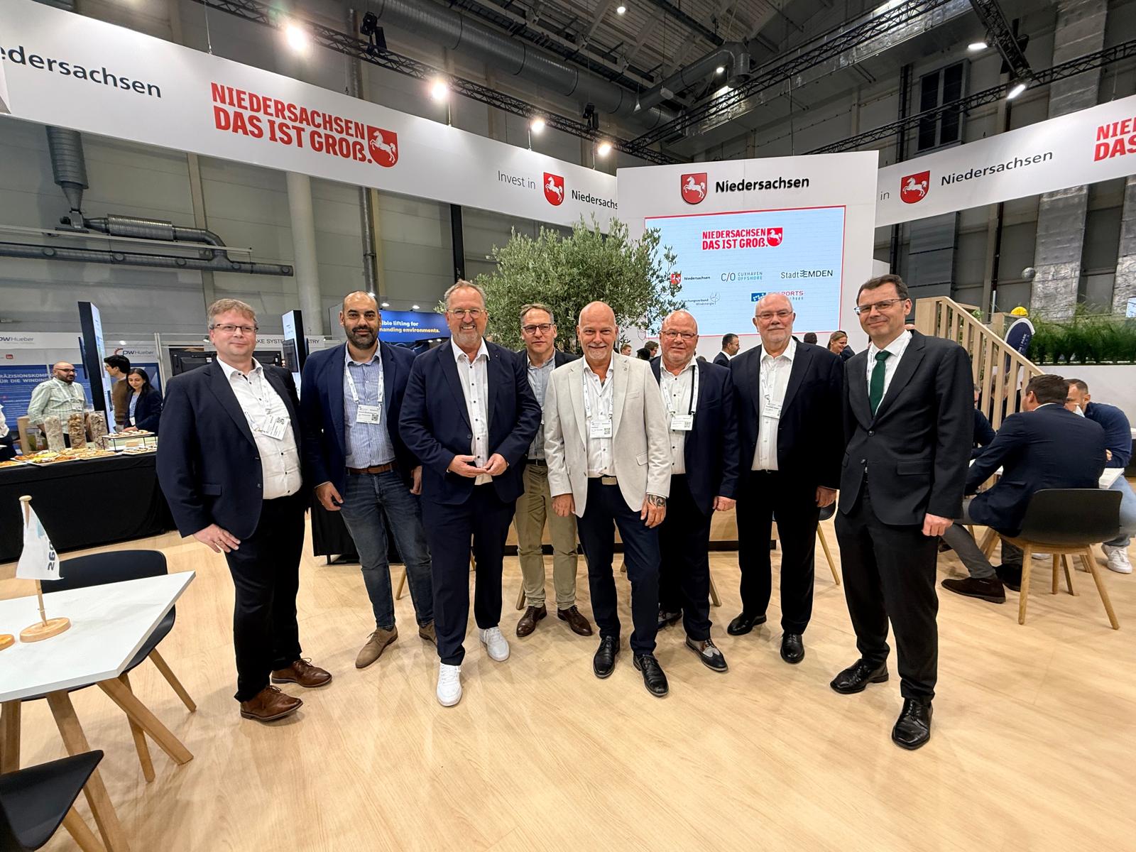 Im Rahmen der Weltleitmesse WindEnergy Hamburg haben die Stadt Cuxhaven und die Cuxhavener Hafen Entwicklungsgesellschaft (CuxHafEn GmbH) eine weitere bedeutende Unternehmensansiedlung im Deutschen Offshore-Industrie Zentrum (DOIZ) bekannt gegeben. Mit der Ansiedlung des amerikanischen Unternehmens Unimacts gewinnt der Offshore-Standort Cuxhaven einen weiteren starken Zulieferer- und Montagebetrieb für Siemens Gamesa. Foto: Agentur für Wirtschaftsförderung